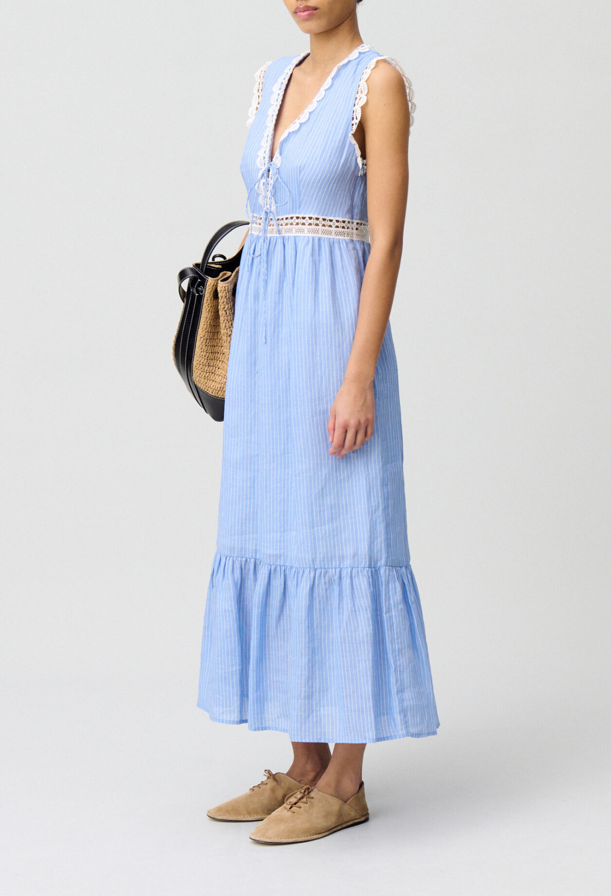 Langes gestreiftes Spitzenkleid