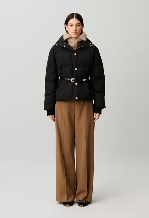 Kurze Daunenjacke mit Stehkragen