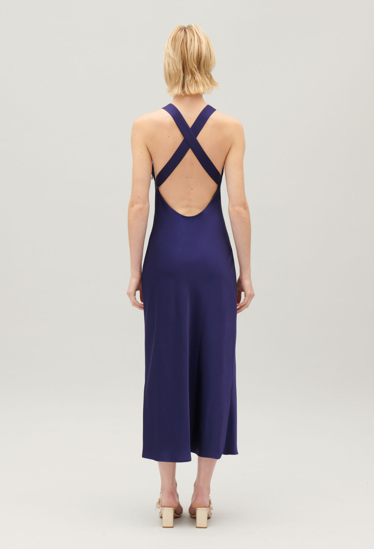 Langes, satiniertes Kleid