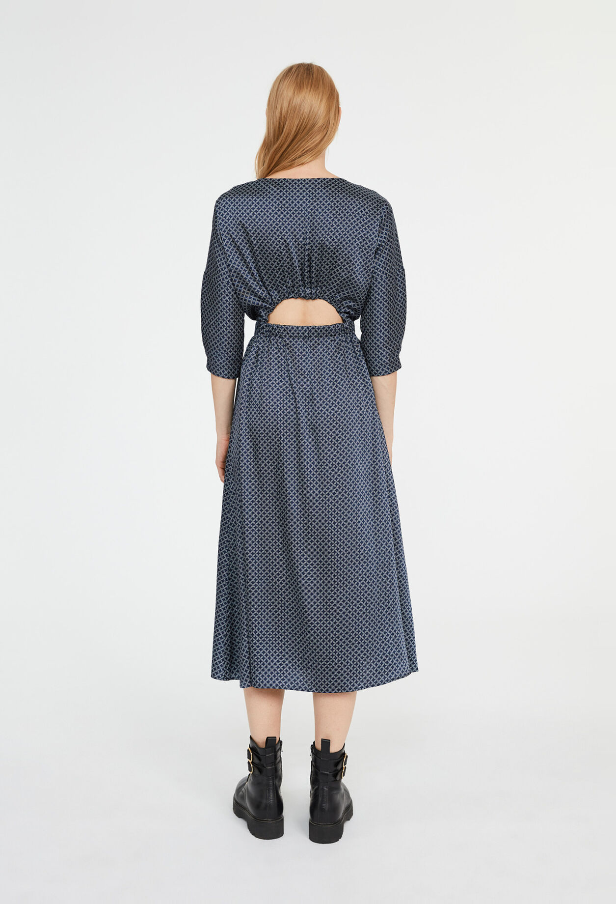 Langes Kleid mit Schlitz und Mustern