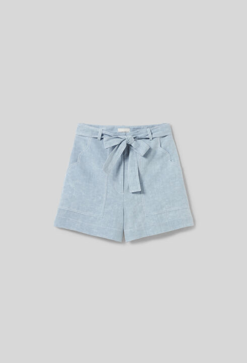 Kurze Jeans mit Gürtel