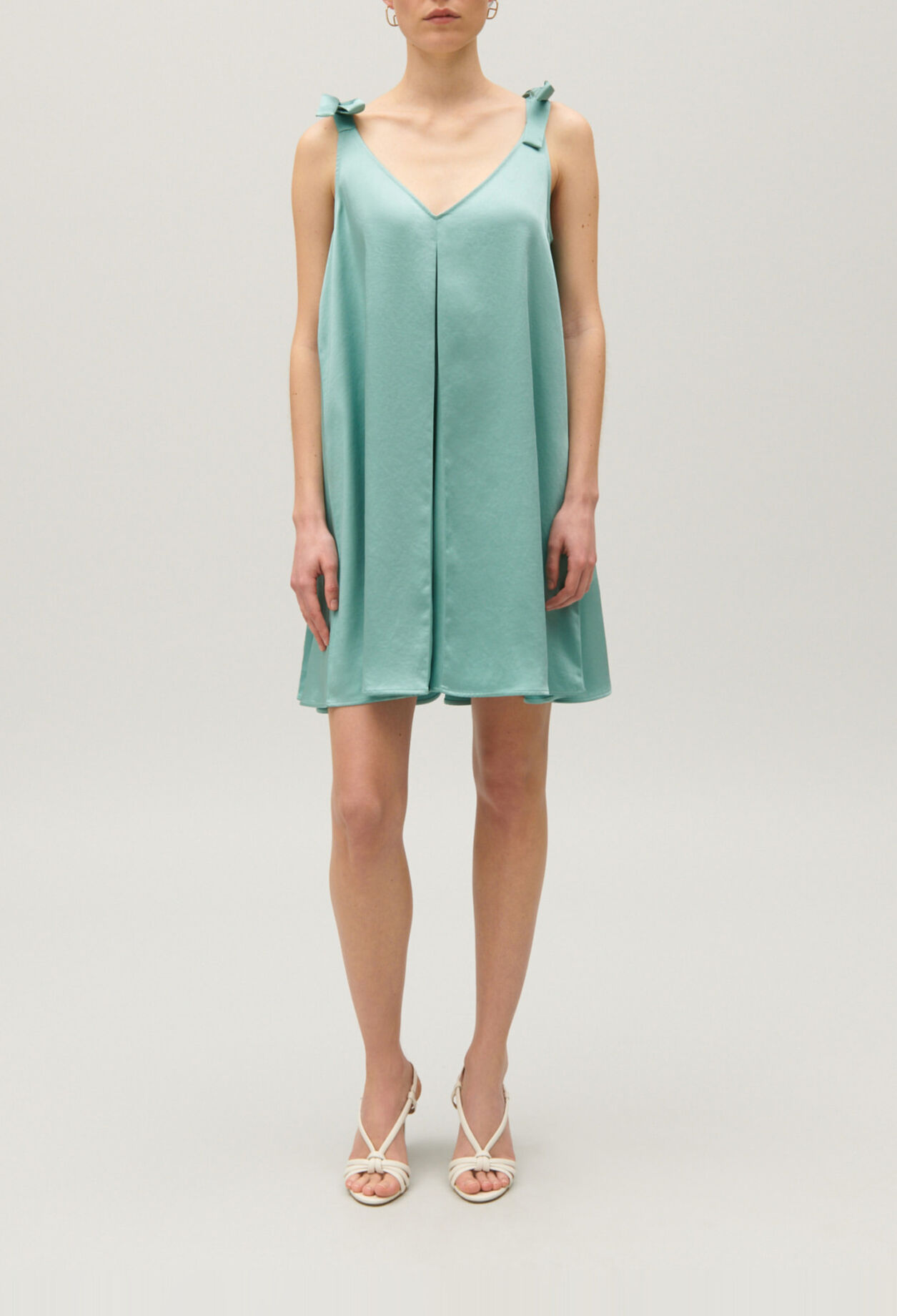 Kurzes, satiniertes Kleid Wassergrün