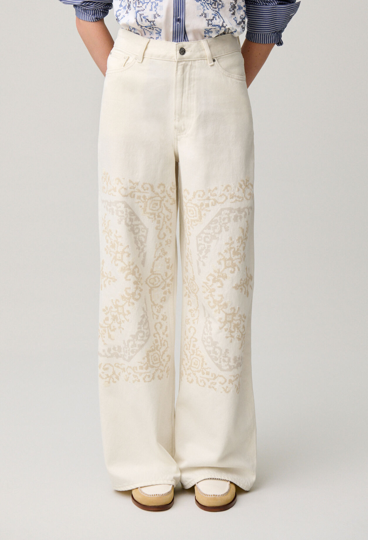 Jeans mit CP-Stickerei