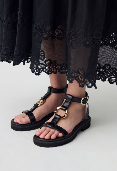 Ledersandalen mit goldenem Ring