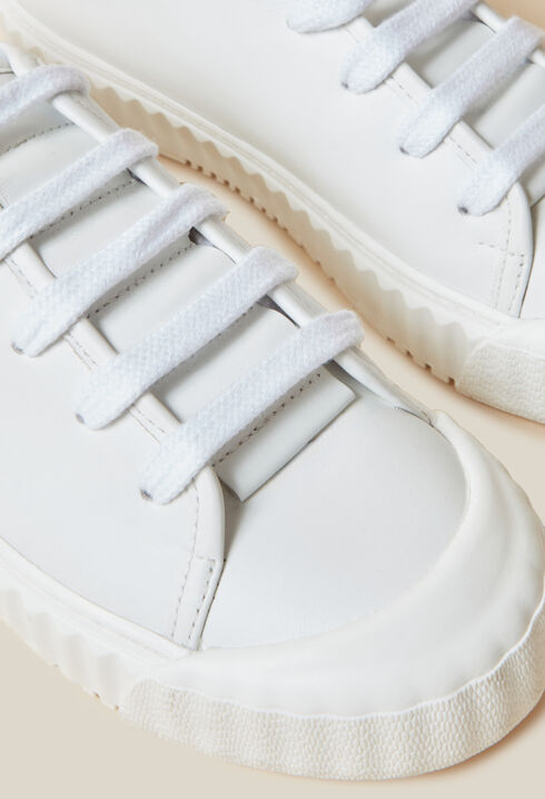 Weiße Ledertennisschuhe