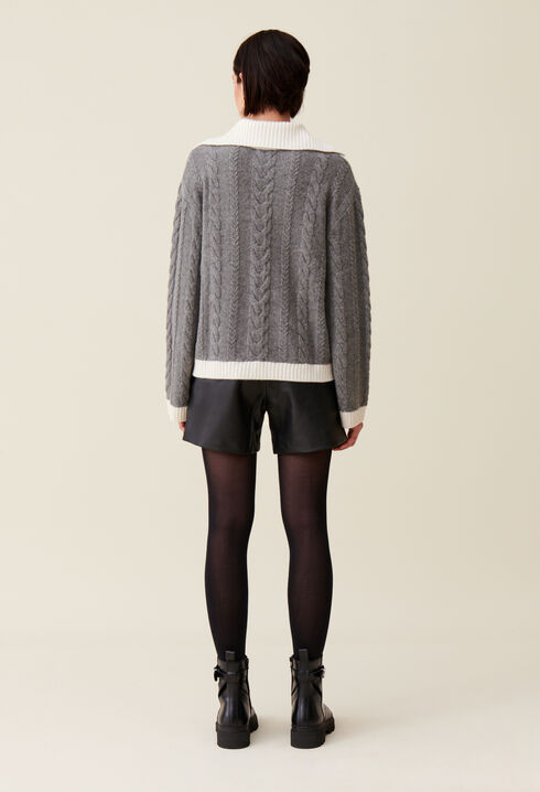 Gedrehter Pulli mit Polokragen