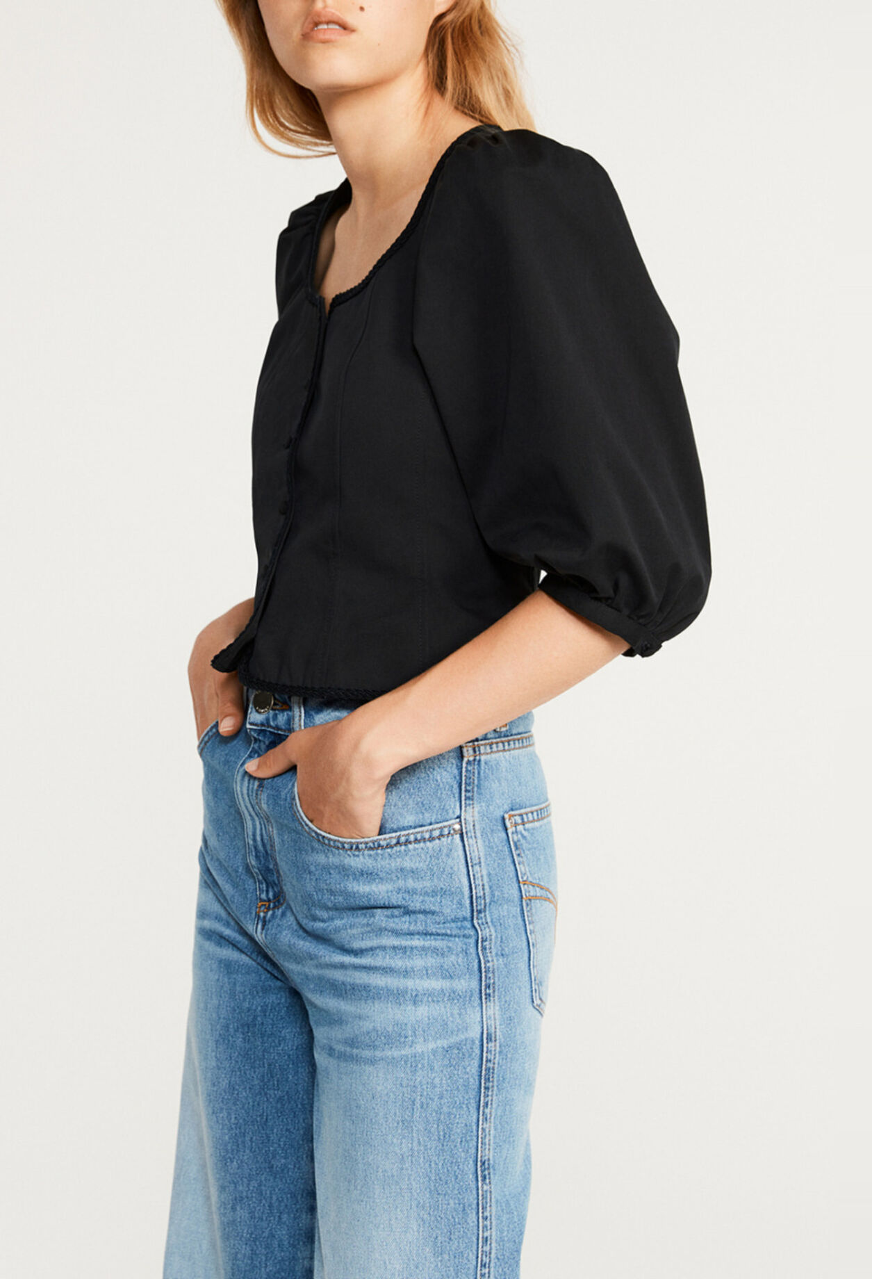 Schwarze Bluse mit bauschigen Ärmeln