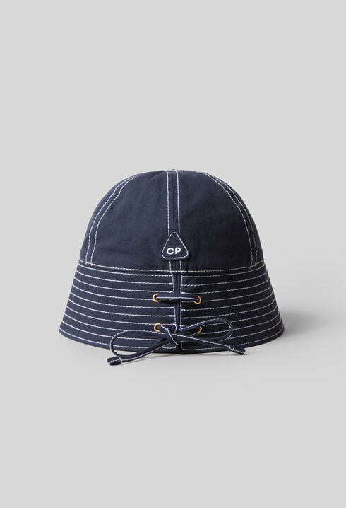Bob mit kontrastierenden Ziernähten