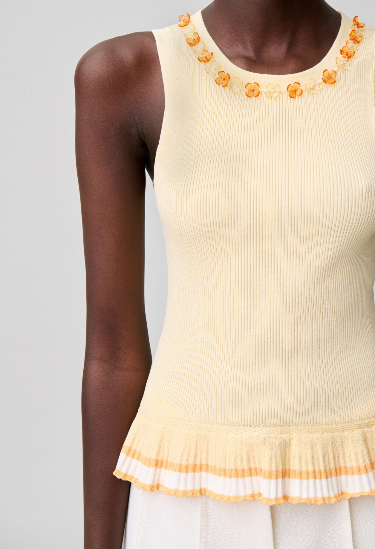 Stricktop mit Rundhals und Blumen