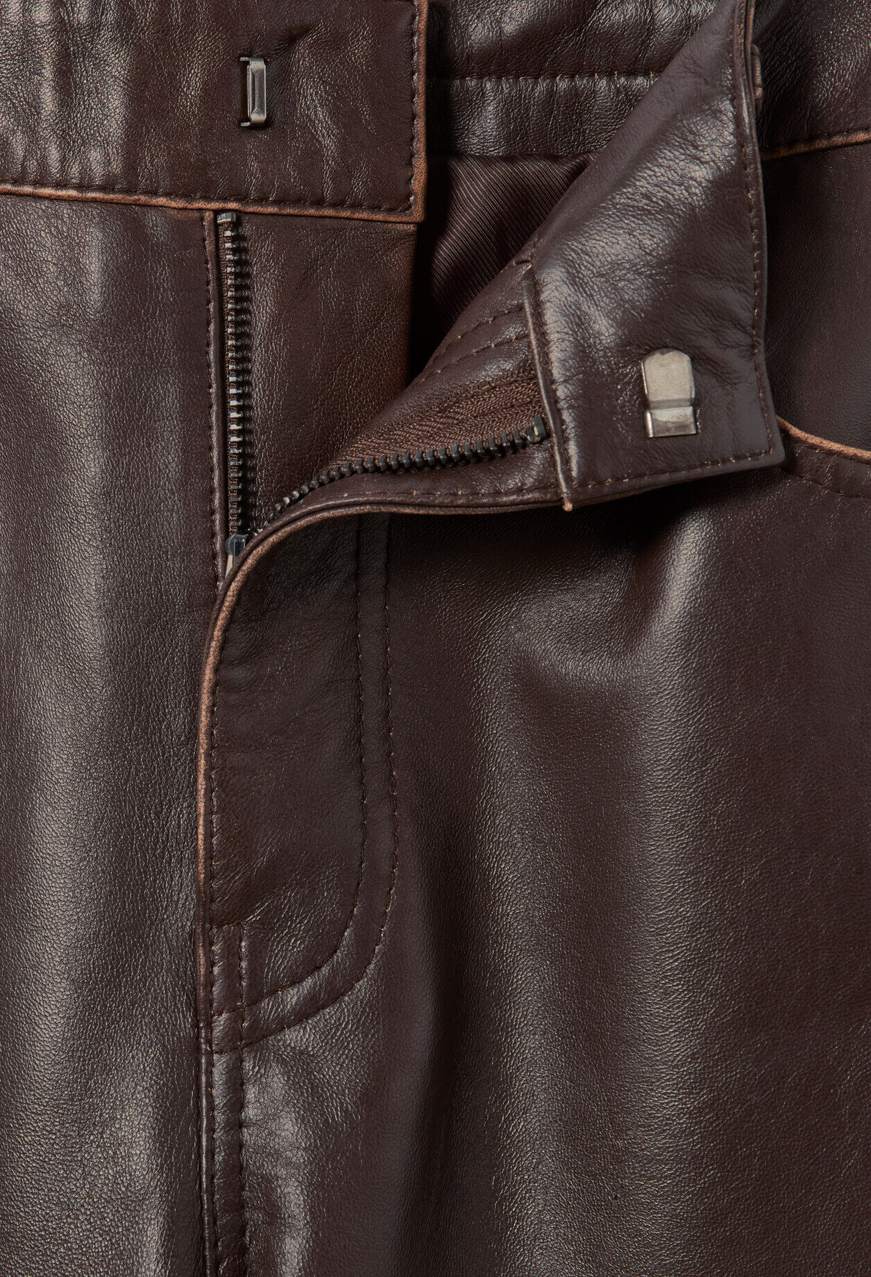 Gerade Lederhose mit Goldknopf