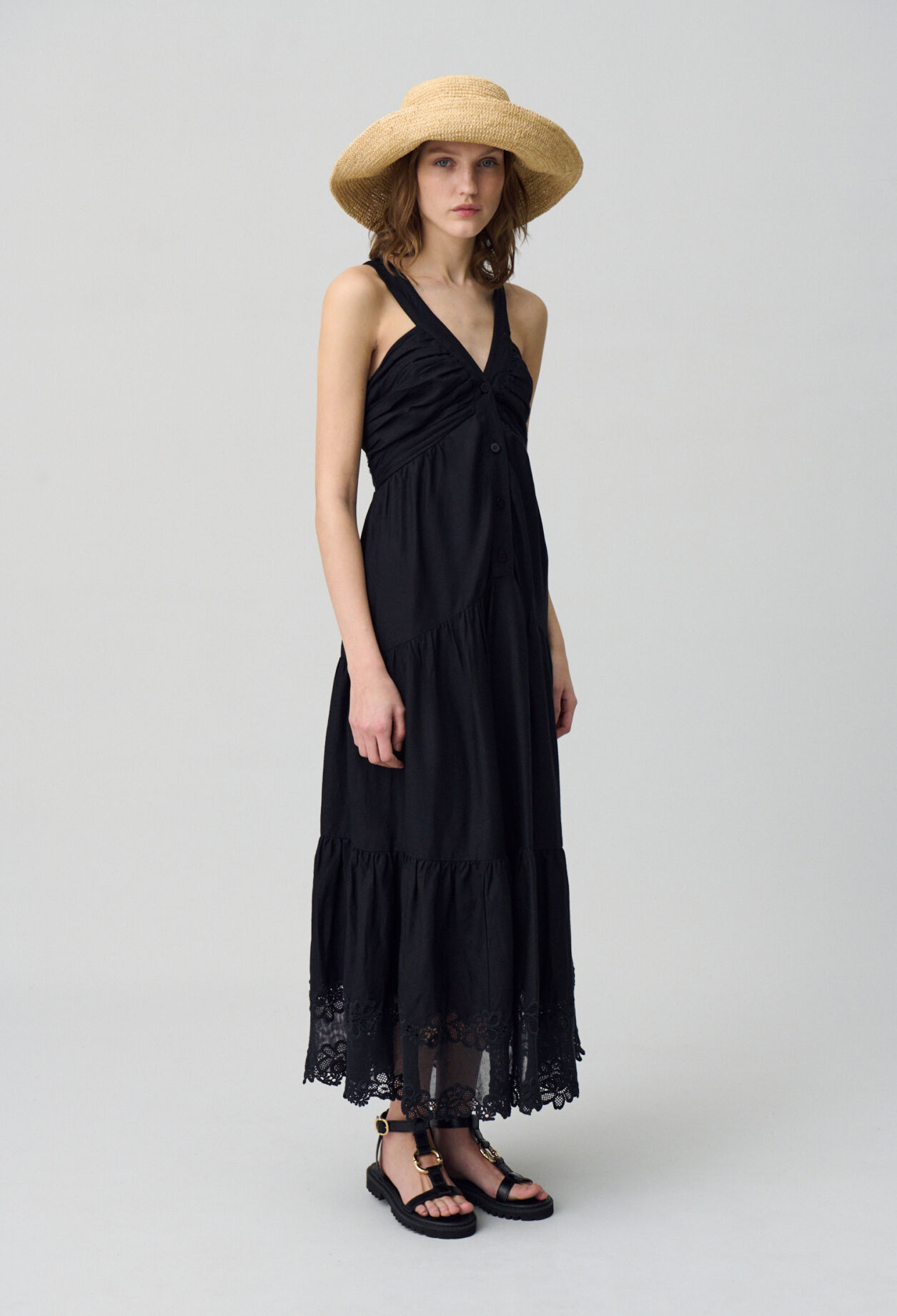 Langes Kleid mit Blumenstickereien