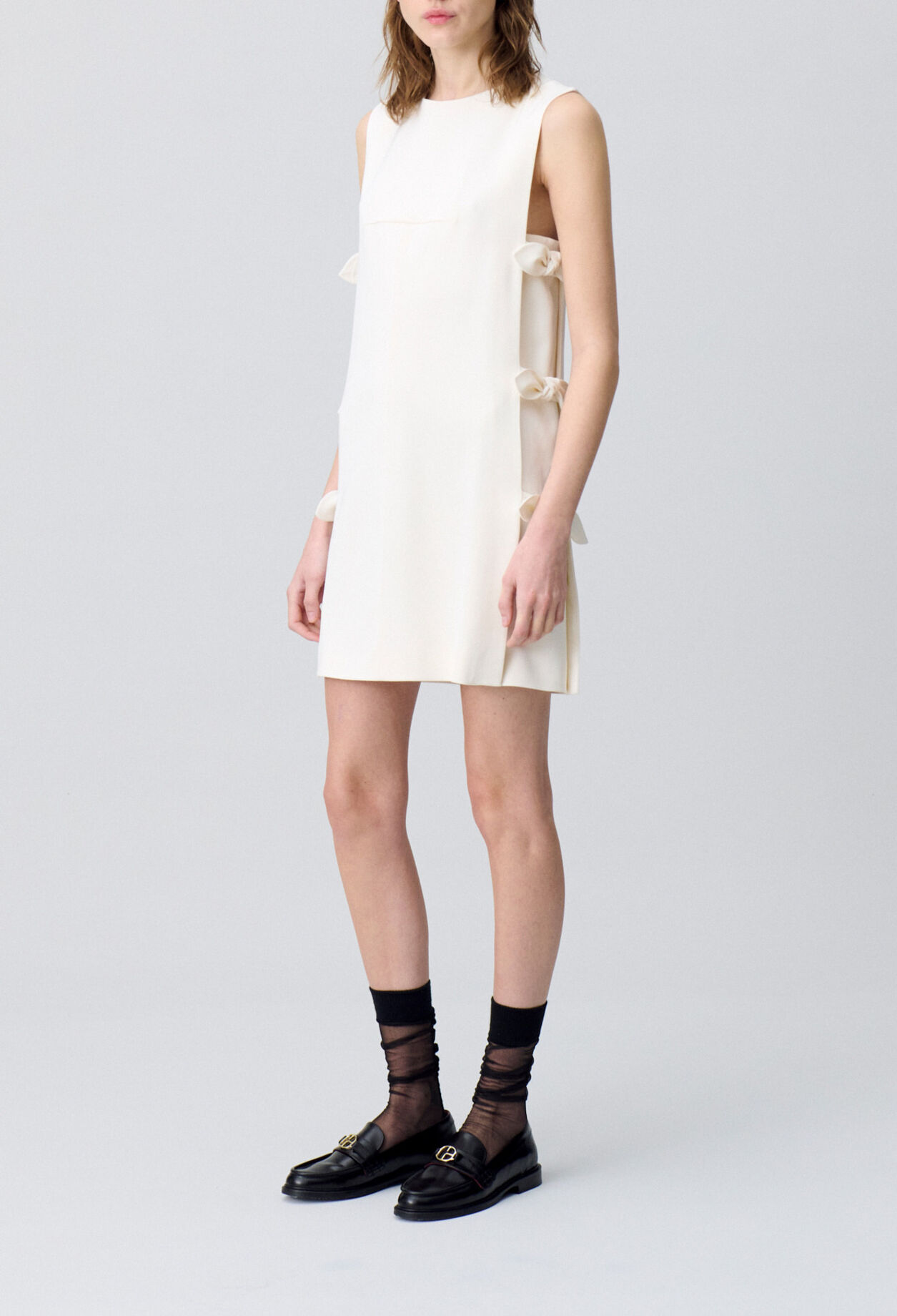 Kurzes Kleid mit Schleifen