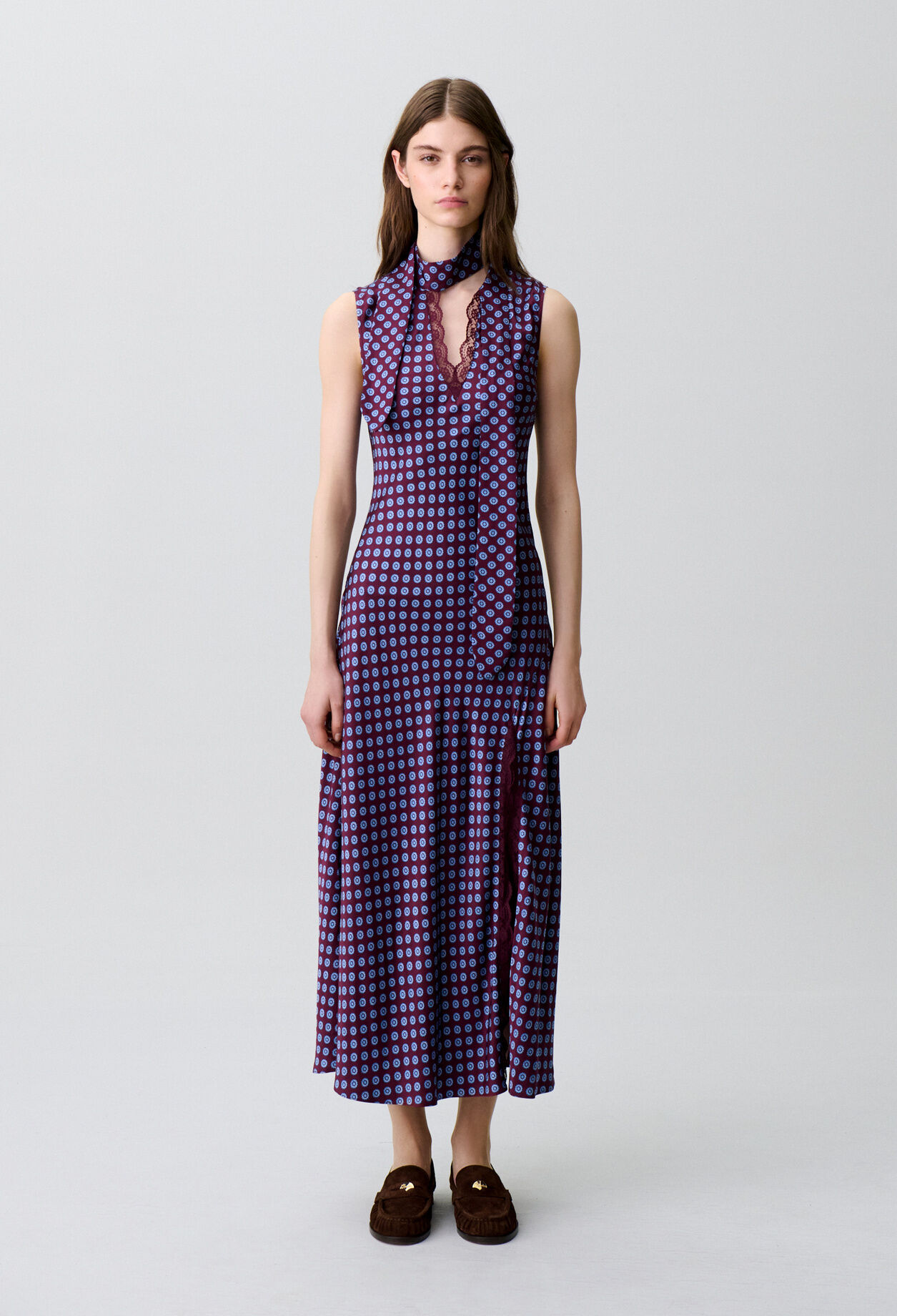 Langes flie&szlig;endes Spitzenkleid