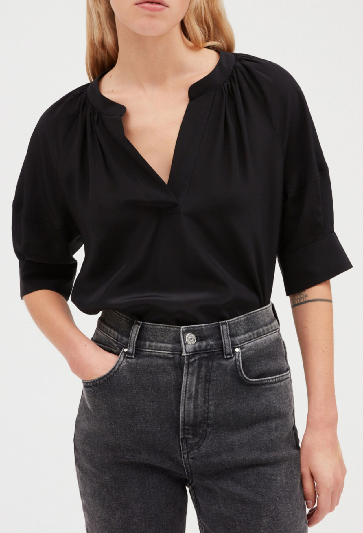 Schwarze Seidenbluse mit kurzen Ärmeln