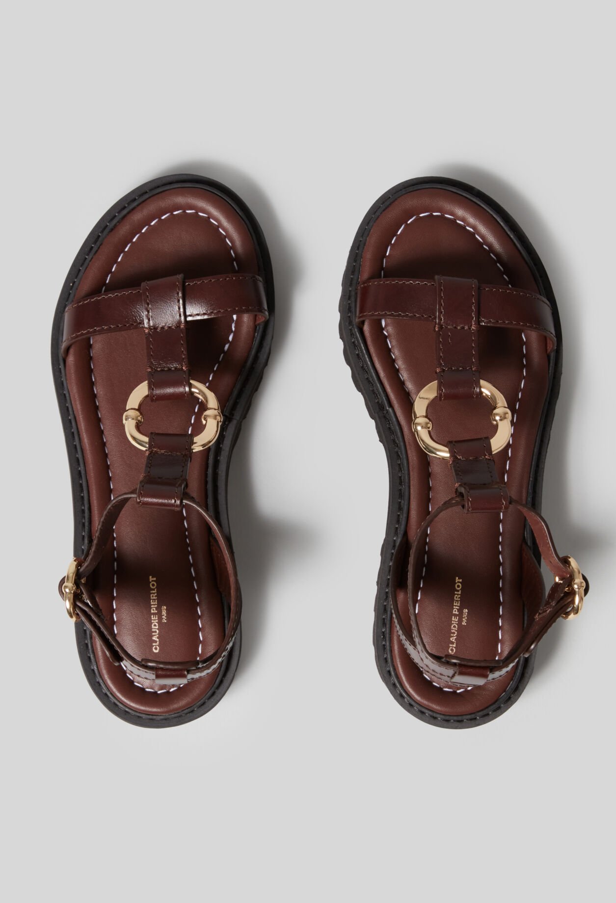 Ledersandalen mit goldenem Ring