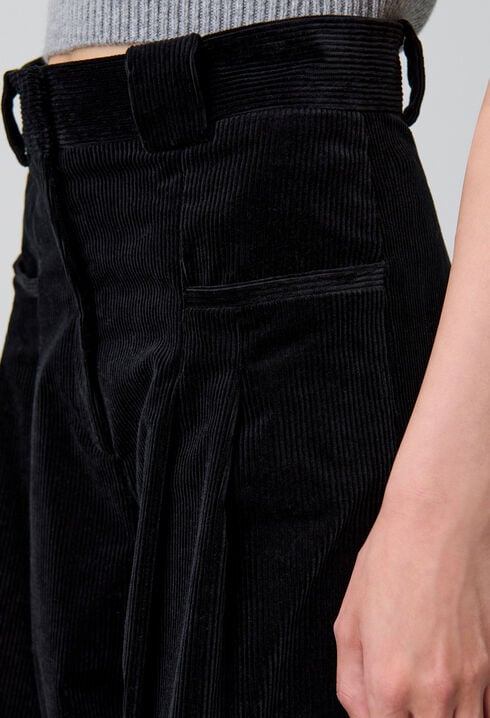 Weit geschnittene Cordhose