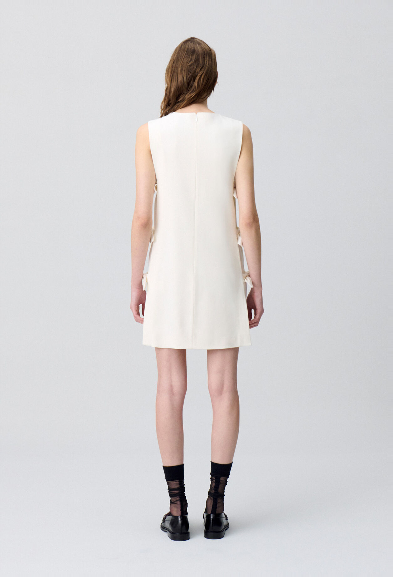 Kurzes Kleid mit Schleifen