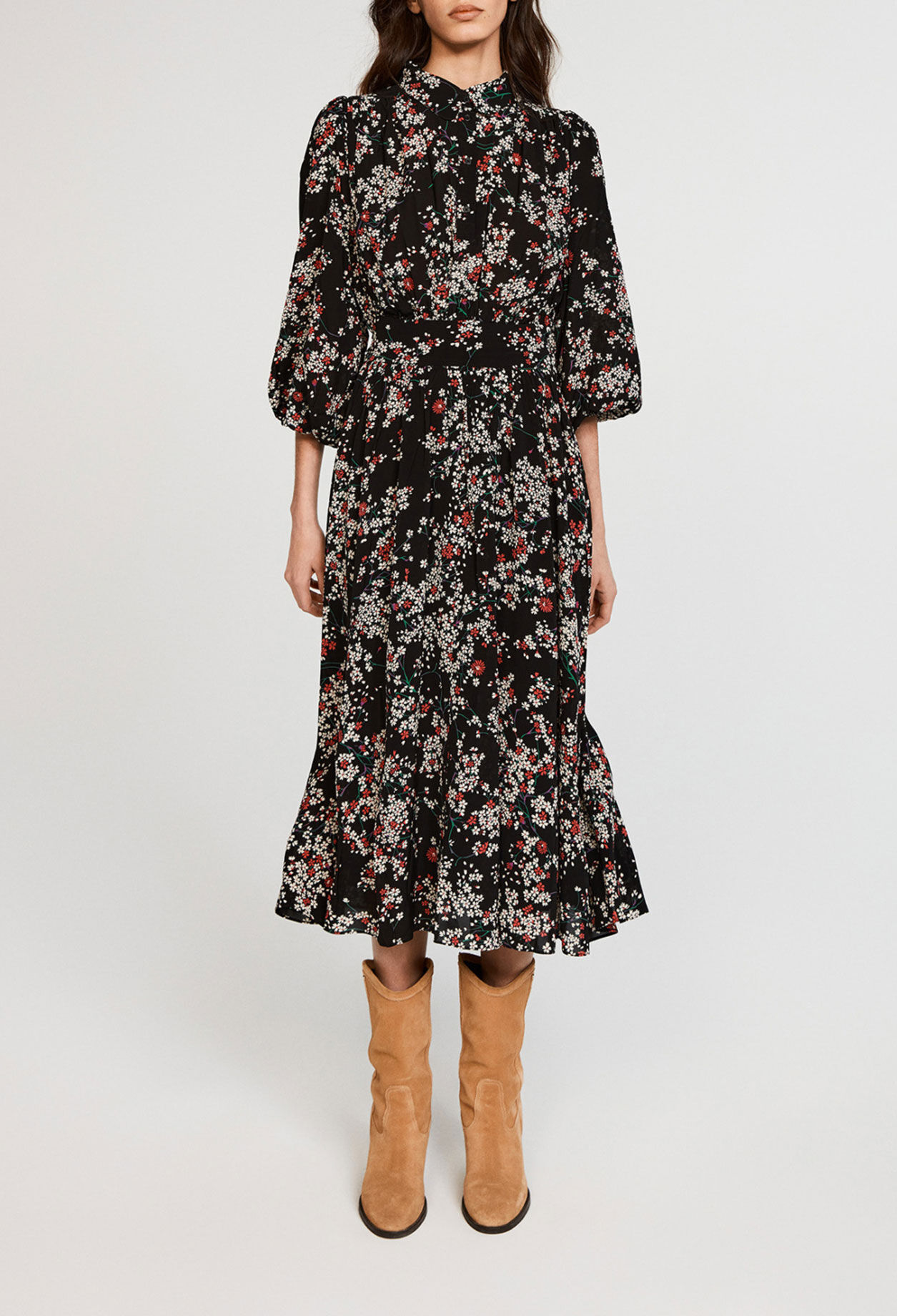 Langes tailliertes Kleid
