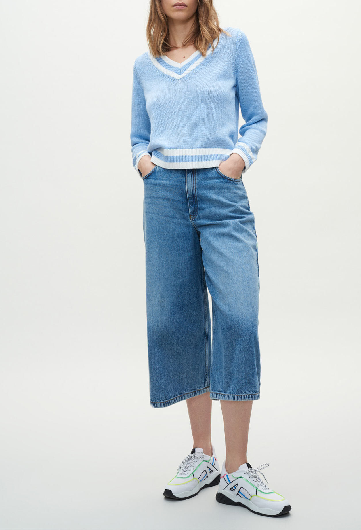 Hellblauen Leinenpullover
