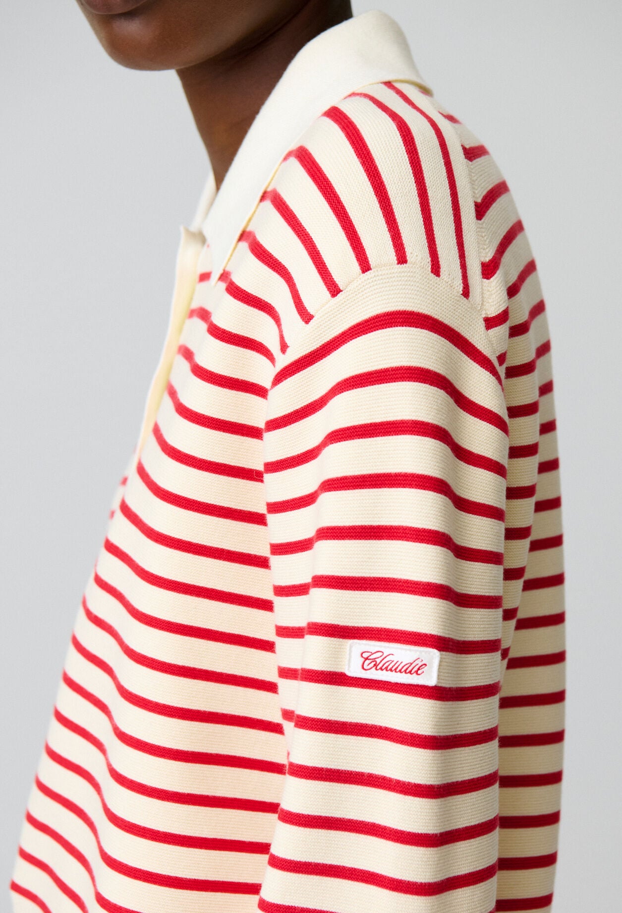 Gestreifter Pullover, Polo-Kragen