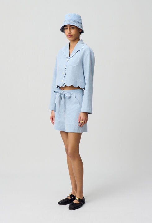 Kurze Jeans mit Gürtel