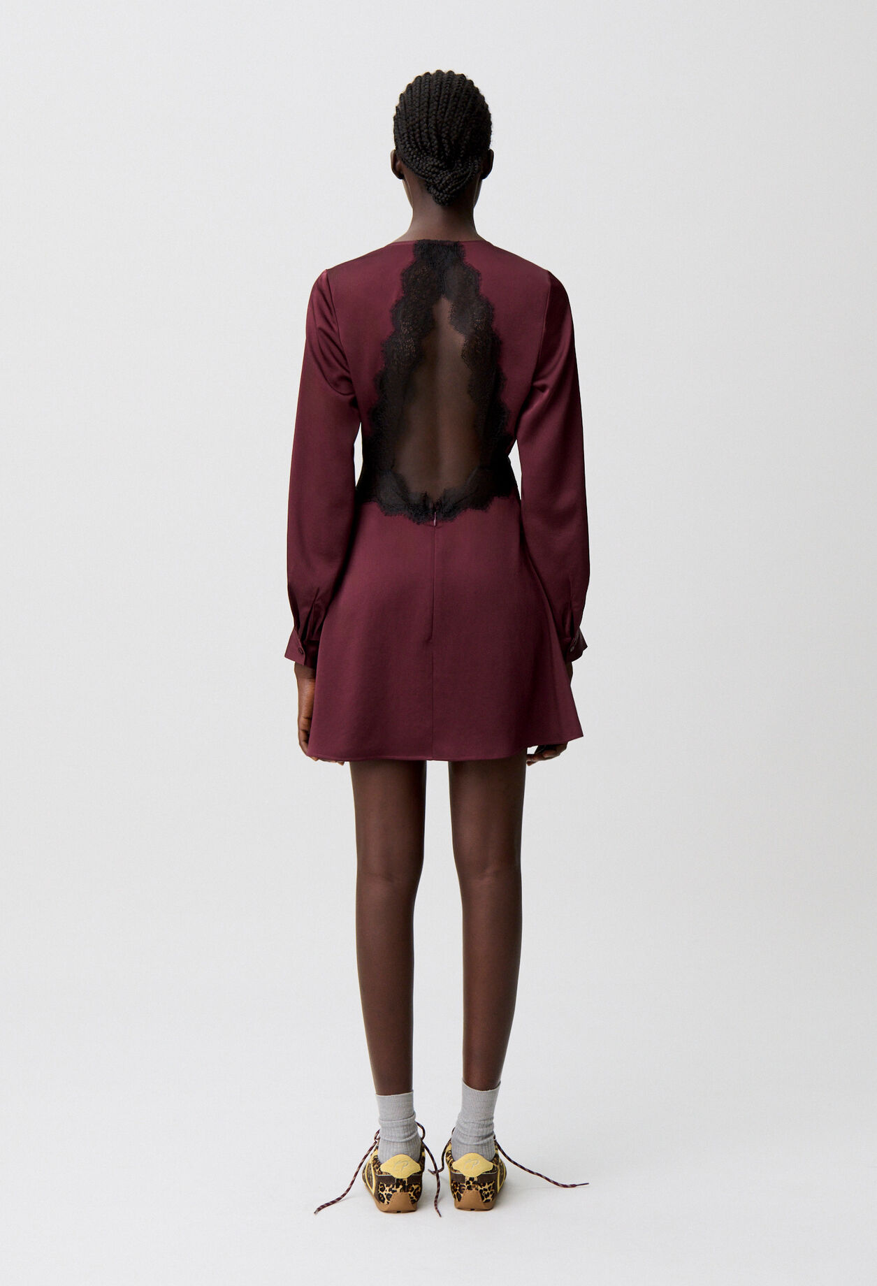 Kurzes flie&szlig;endes Kleid aus Satin