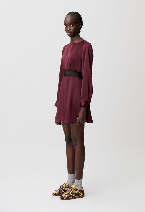 Kurzes fließendes Kleid aus Satin