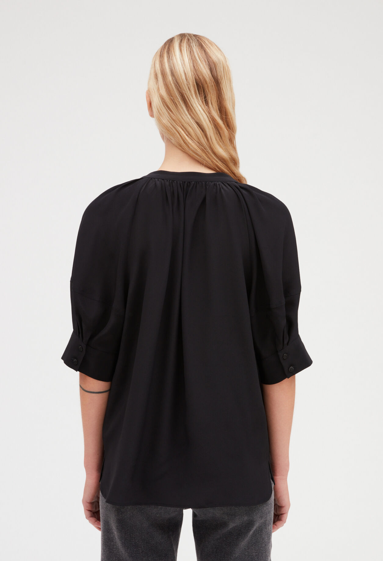 Schwarze Seidenbluse mit kurzen Ärmeln