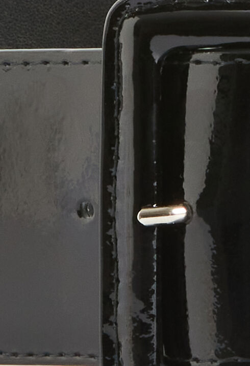 Breiter schwarzer Lackgürtel