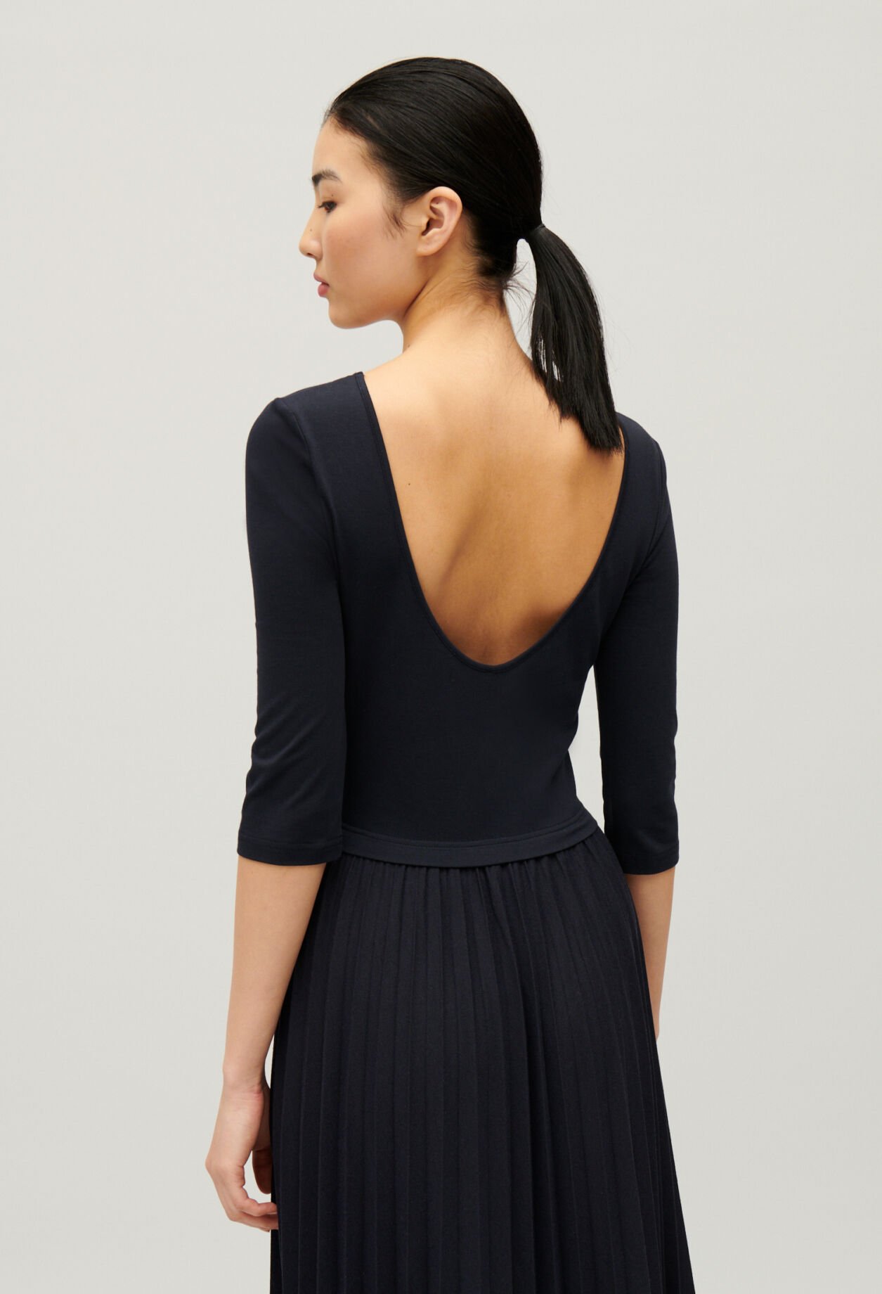 Lange plissiertes Twistkleid zweifarbig