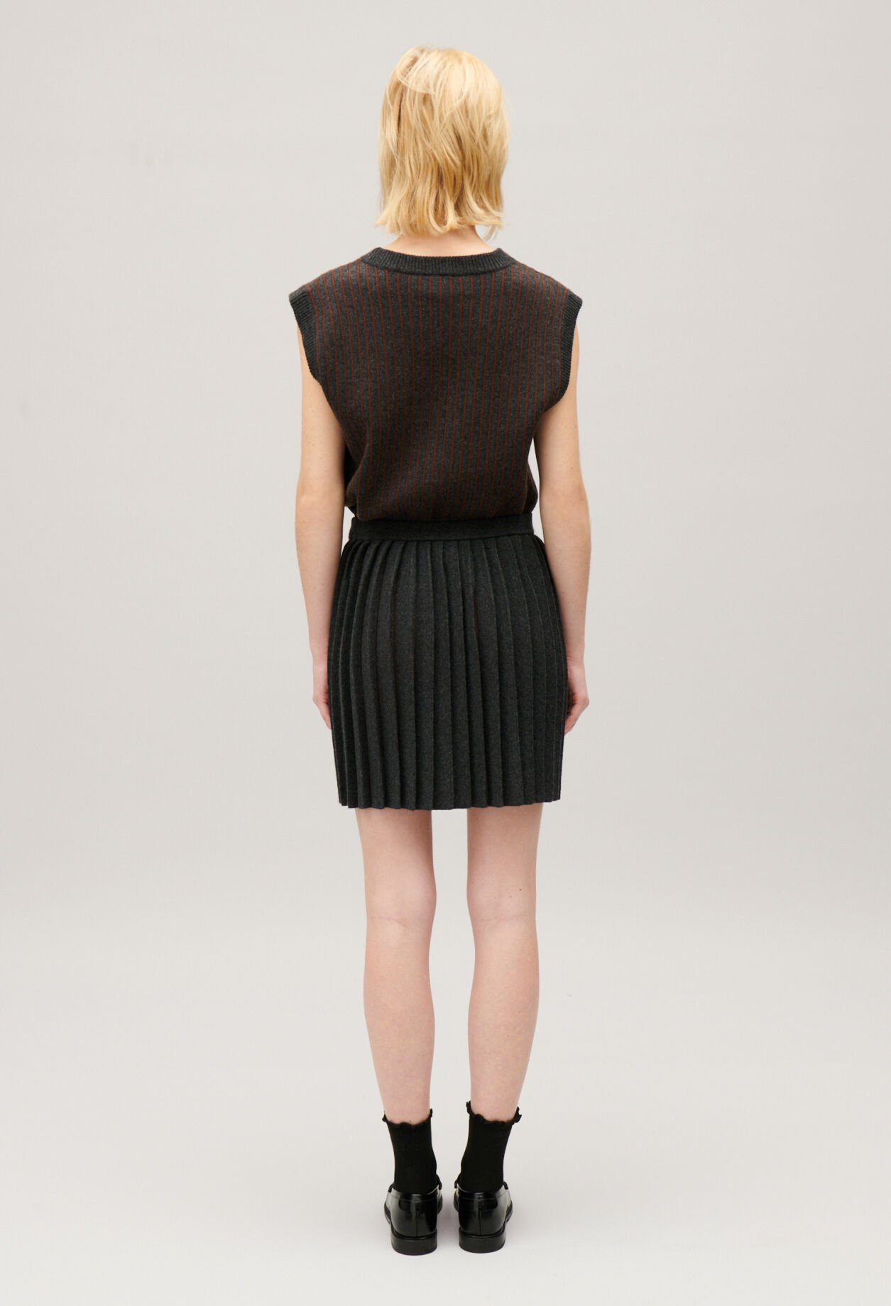 Kurzer Faltenrock, grau meliert