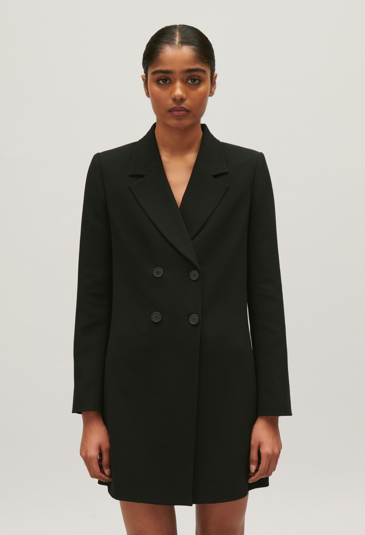 Kurzes, tailliertes Kleid in Schwarz