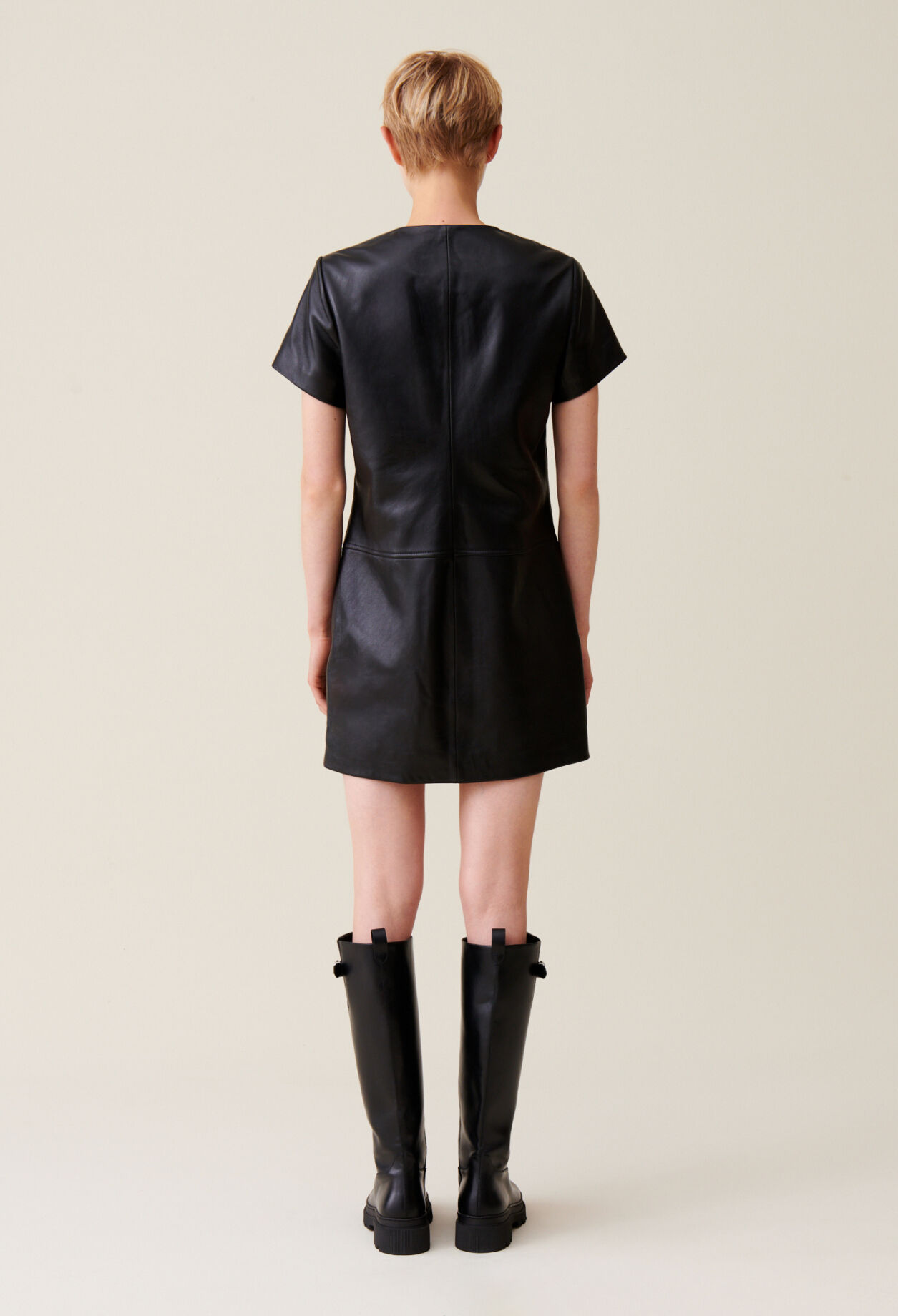 Kurzes Lederkleid mit Reißverschluss