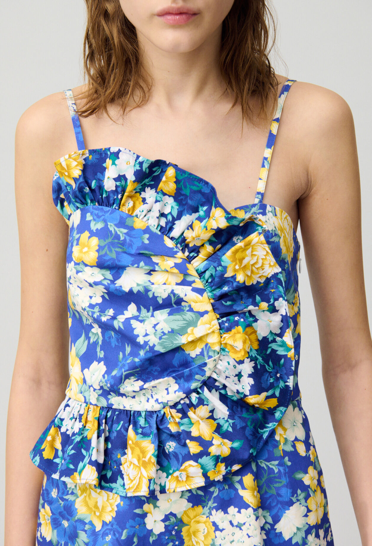 Kurzes Kleid mit Rüschen
