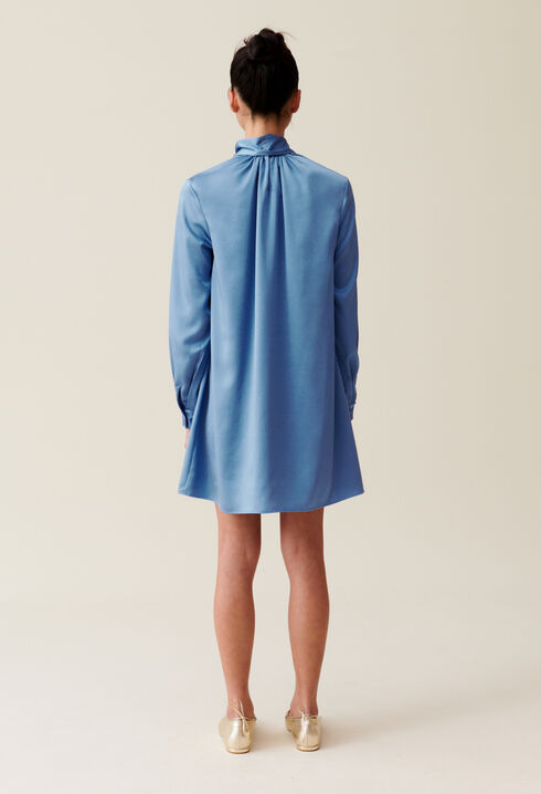 Schwarzes Kleid mit Schluppe