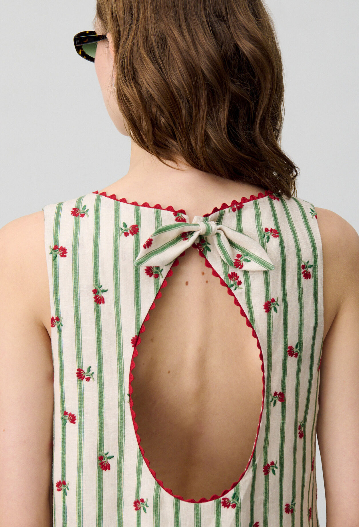&Auml;rmelloses kurzes Kleid