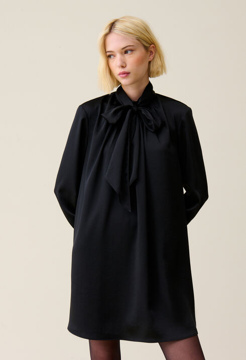 Schwarzes Kleid mit Schluppe