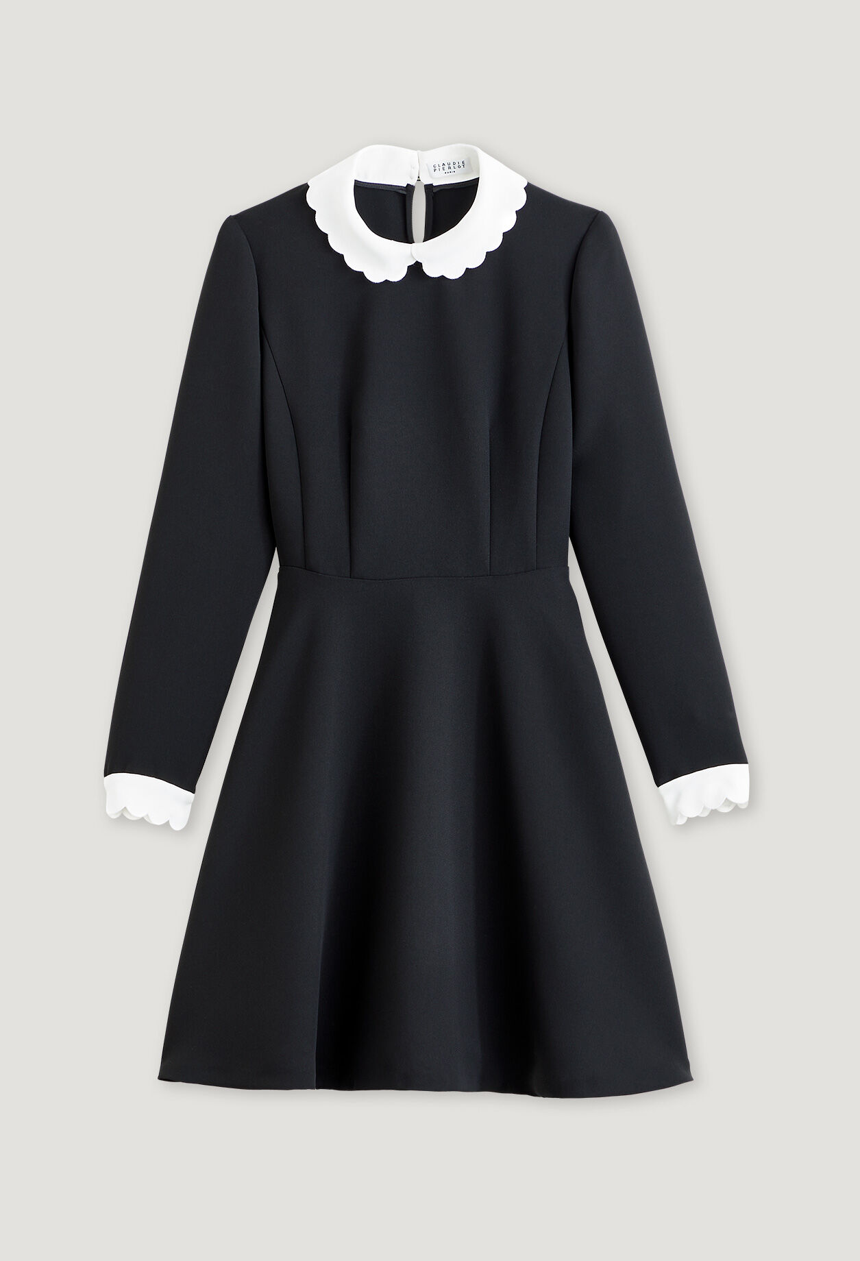Ausgestelltes schwarzes Kleid