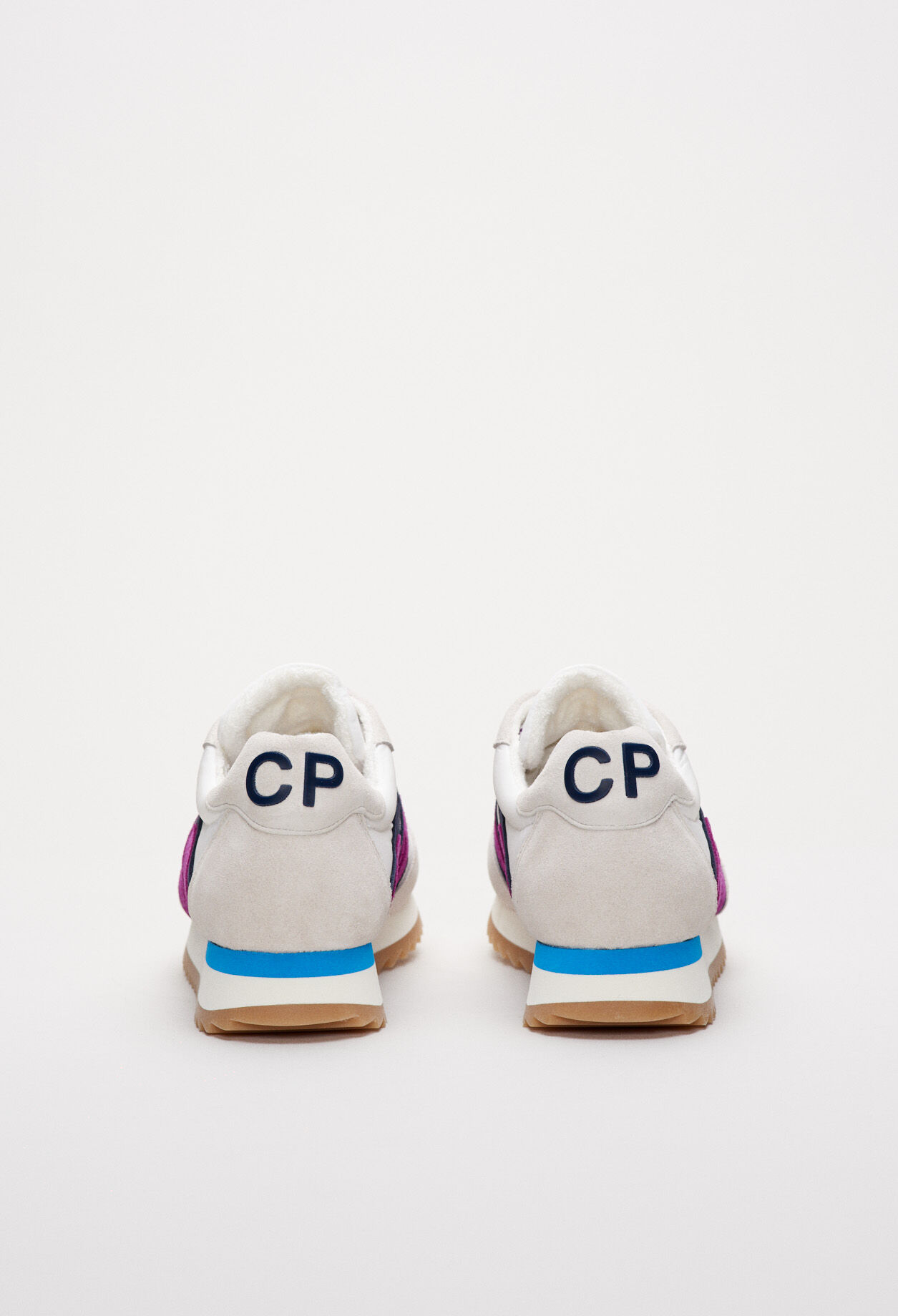 Klassische Sneakers mit Schnürsenkeln