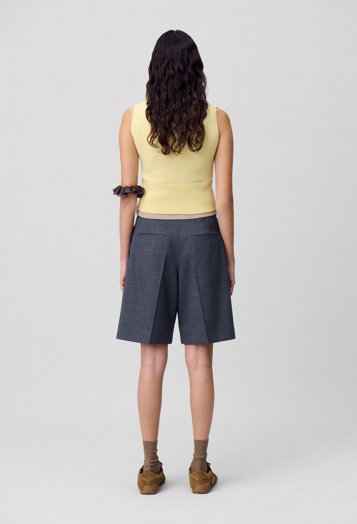 Kurze Bermuda-Shorts mit Falten.