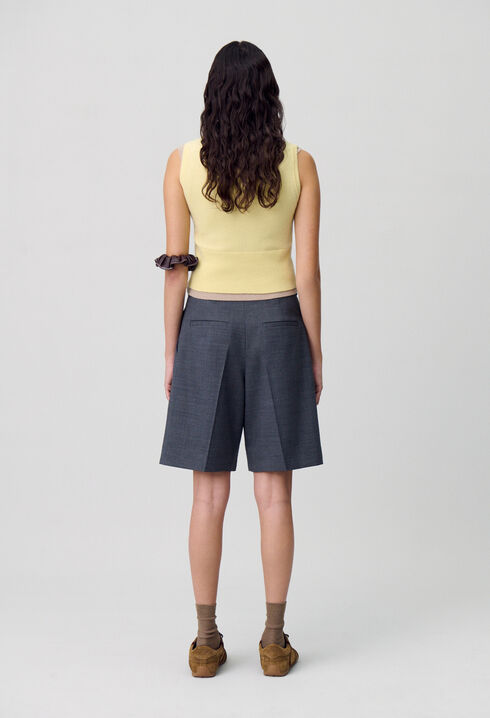 Kurze Bermuda-Shorts mit Falten.