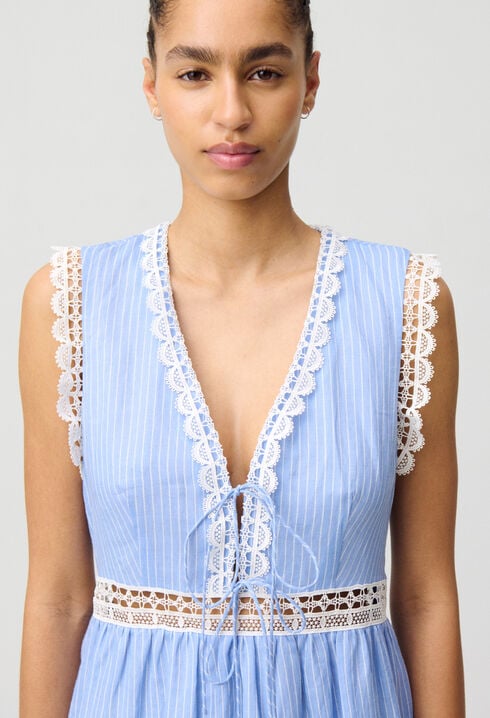 Langes gestreiftes Spitzenkleid