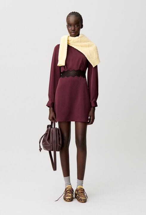 Kurzes fließendes Kleid aus Satin