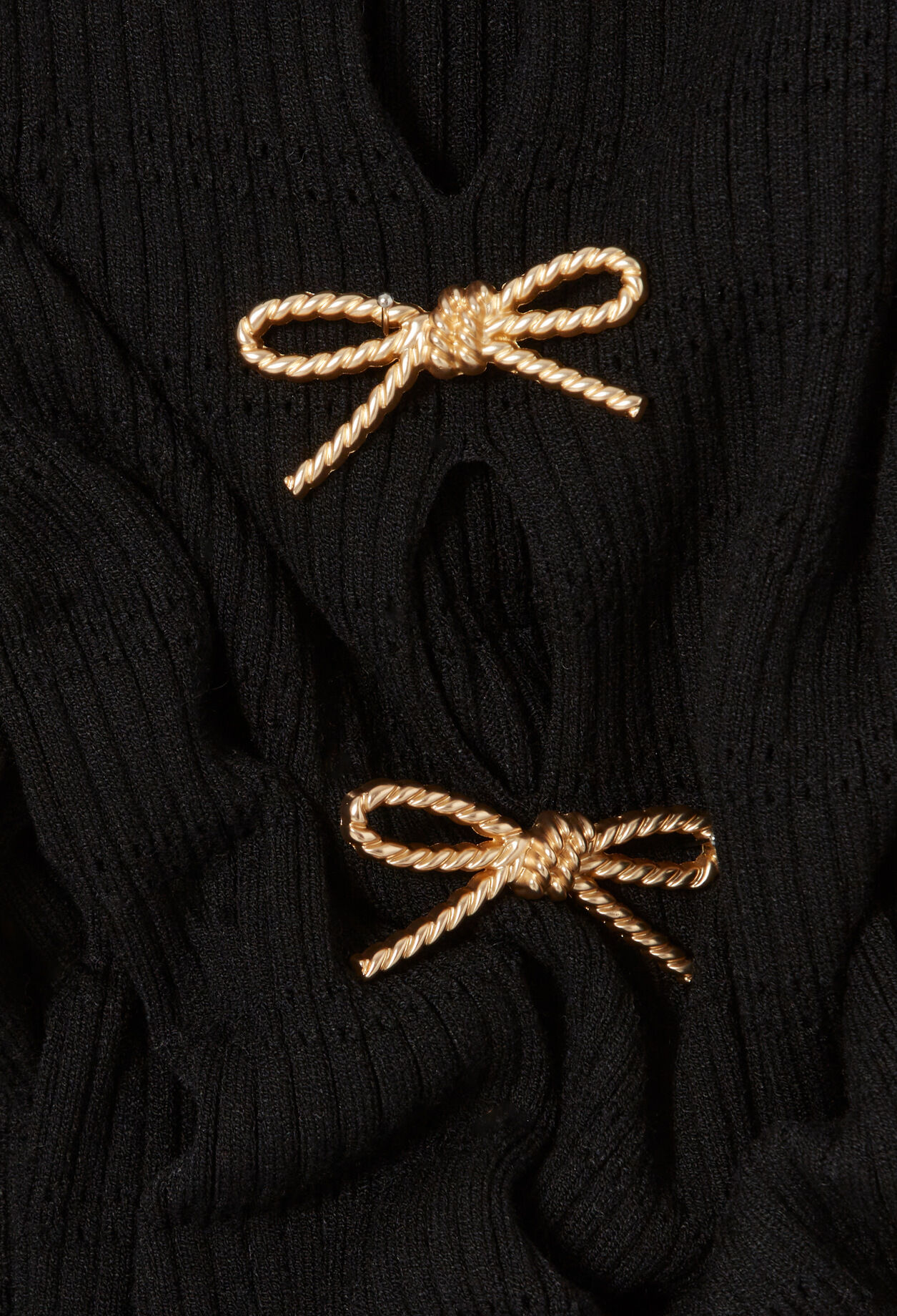 Kurzes Strickkleid mit Knoten