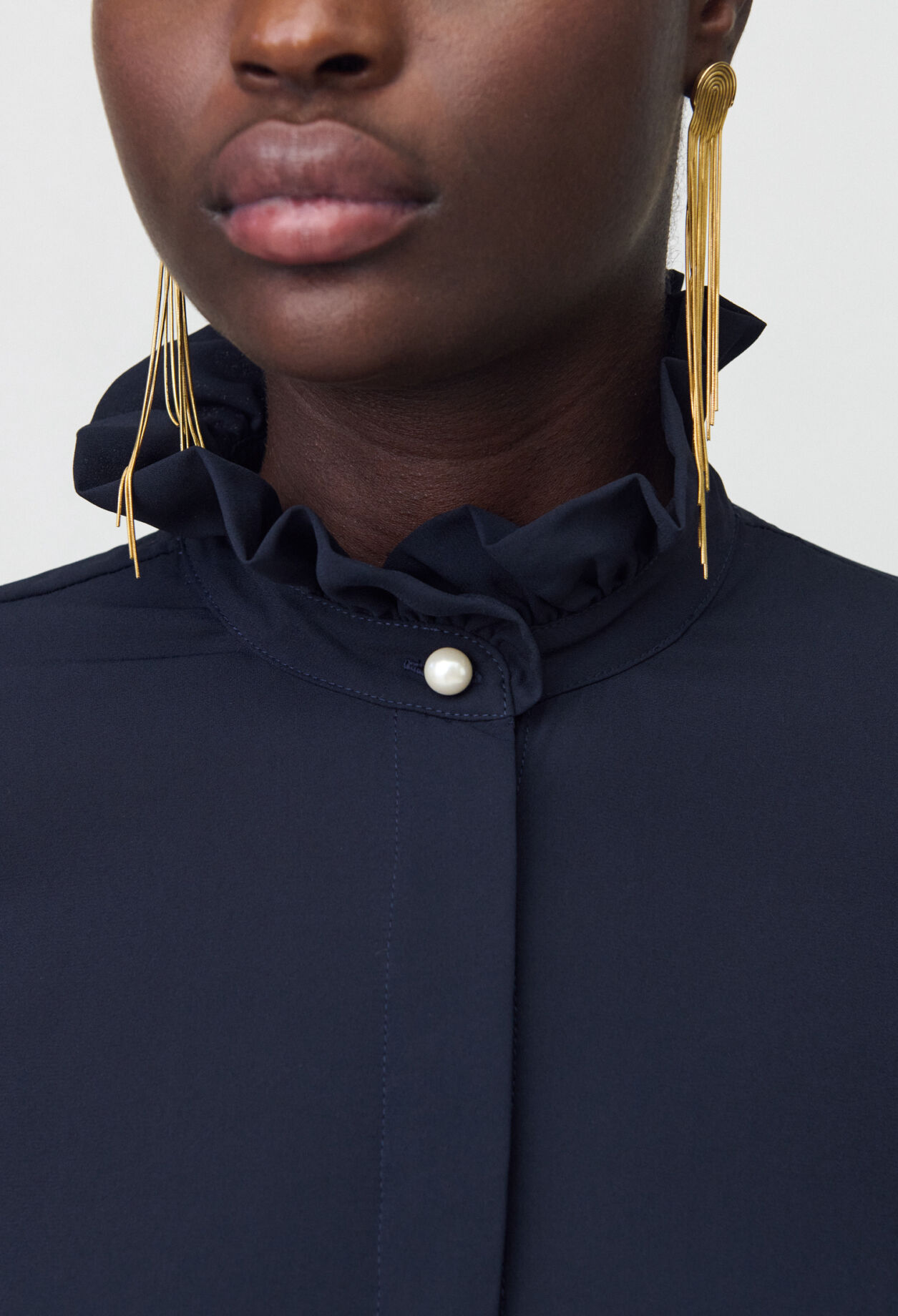 Bluse mit viktorianischem Kragen