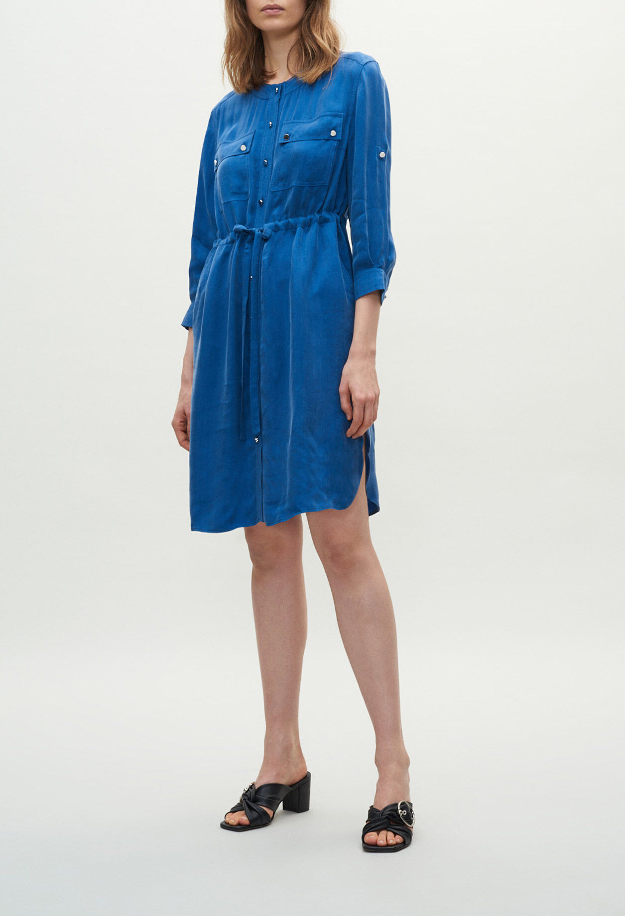 Kleid mit Knöpfen und Rundhalsausschnitt