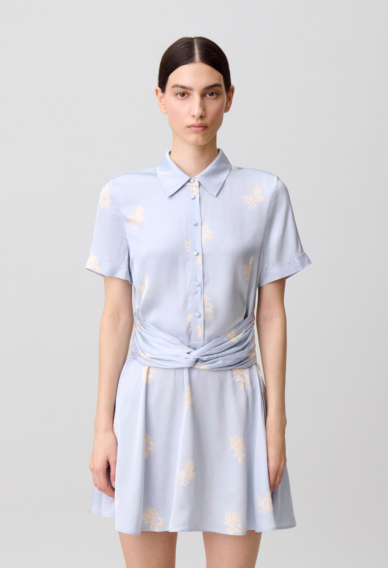 Satinkleid mit Blumen