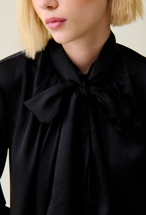 Schwarzes Kleid mit Schluppe
