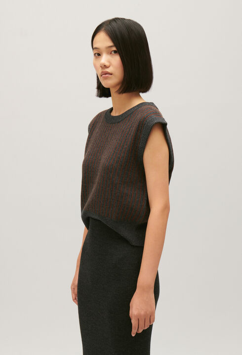 Gestreifter Strickpullover ohne Ärmel