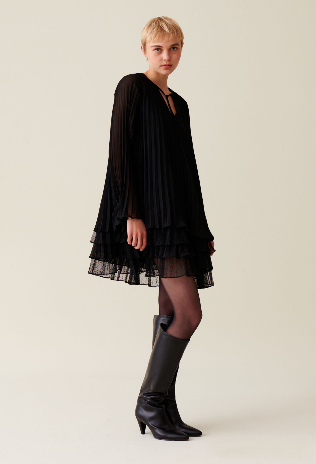 Kurzes schwarzes Rüschenkleid